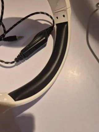 Cascos blancos y negros