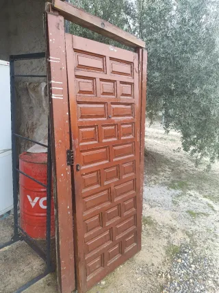 Puerta de madera con marco