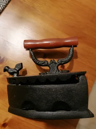 Plancha antigua de hierro fundido