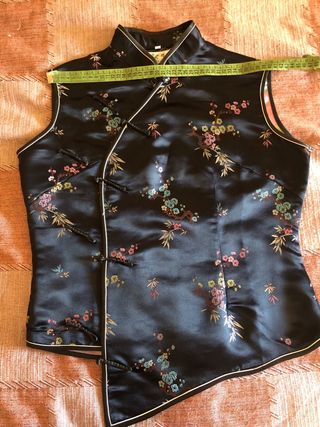 Blusa estilo chino floral negra