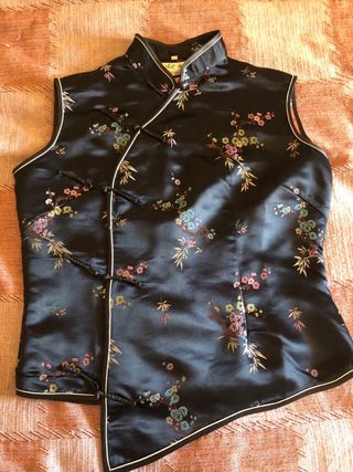 Blusa estilo chino floral negra