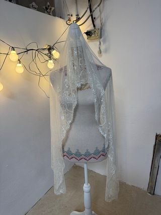 Mantilla Fallera Larga Beige y Blanca