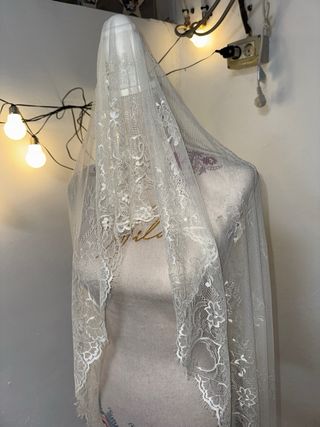 Mantilla Fallera Larga Beige y Blanca