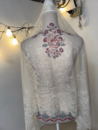 Mantilla Fallera Larga Beige y Blanca