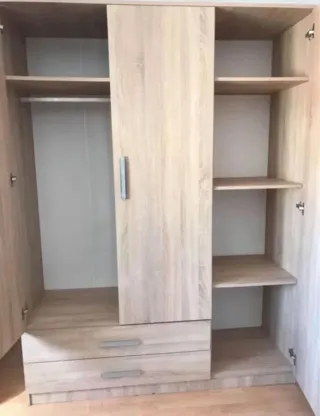 Armario de madera con cajones y estantes