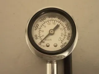 Bomba de aire Birzman con manómetro