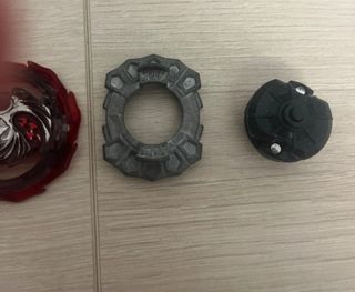 Beyblade Fénix Negro y Rojo