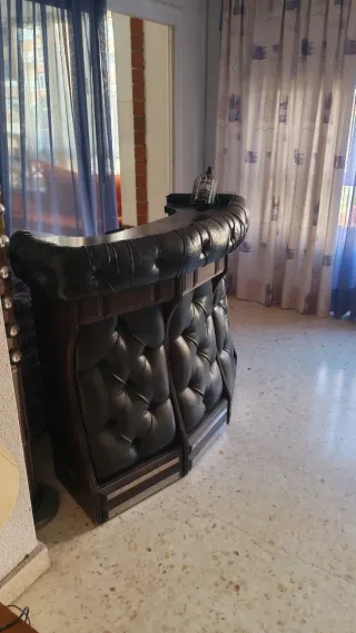 Barra de bar retro de cuero y madera.