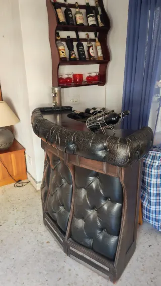 Barra de bar retro de cuero y madera.