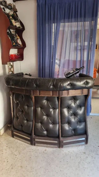 Barra de bar retro de cuero y madera.