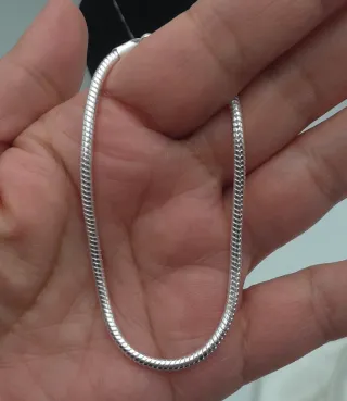 Pulsera tipo snake plateada-elegante y minimalista