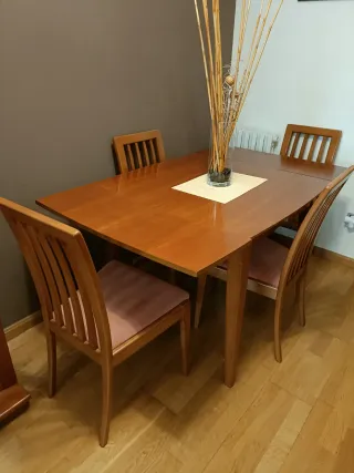 Mesa de comedor y 4 sillas madera
