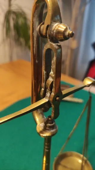 Balanza antigua de bronce