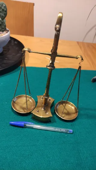 Balanza antigua de bronce
