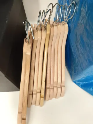 Set de 12 perchas de madera