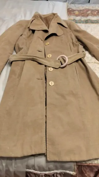 Abrigo beige de pana con cinturón