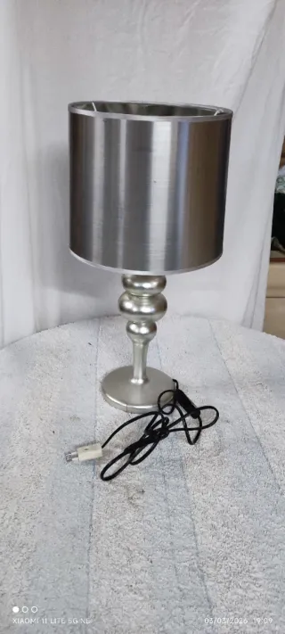 Lámpara de mesa plateada