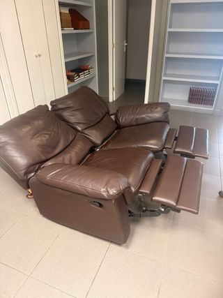 Sofá 2 plazas reclinable piel y mesa