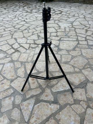 Trípode negro ajustable
