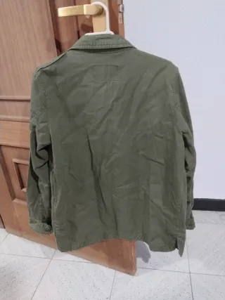 Chaqueta verde Kiabi con bordado floral