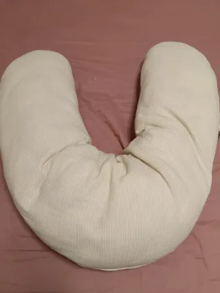 Cojín de lactancia beige de rayas.