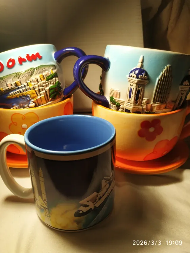 Juego 5 tazas y 2 platos cerámica