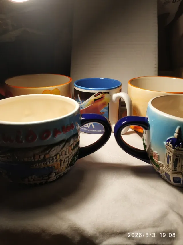 Juego 5 tazas y 2 platos cerámica