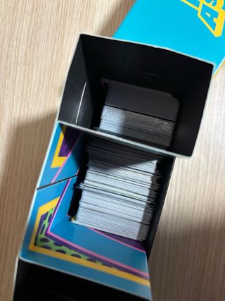 Caja con diferentes colecciones de cartas Pokemon