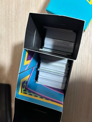 Caja con diferentes colecciones de cartas Pokemon