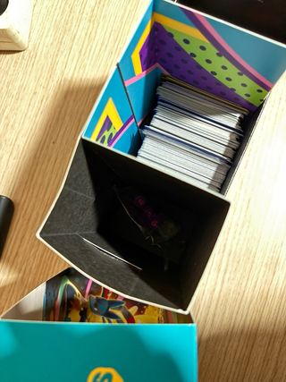 Caja con diferentes colecciones de cartas Pokemon