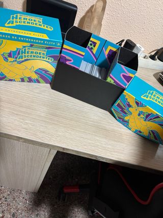 Caja con diferentes colecciones de cartas Pokemon