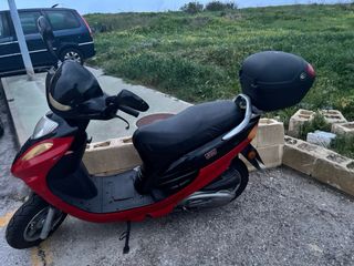 Moto Scooter BTM BT Roja y Negra. 125.