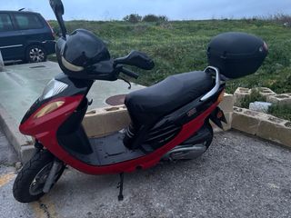 Moto Scooter BTM BT Roja y Negra. 125.