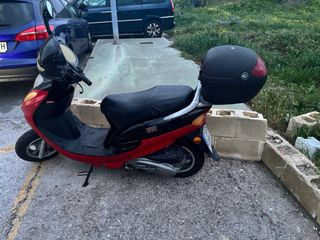 Moto Scooter BTM BT Roja y Negra. 125.