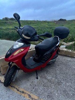 Moto Scooter BTM BT Roja y Negra. 125.