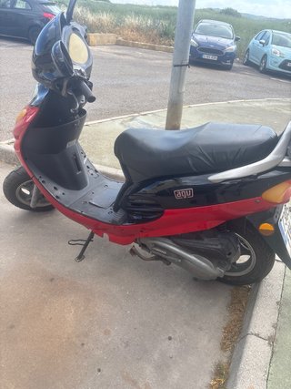 Moto Scooter BTM BT Roja y Negra. 125.. CON ITV