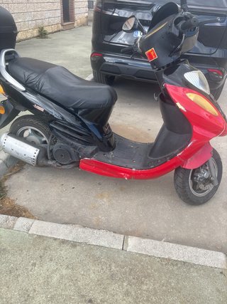Moto Scooter BTM BT Roja y Negra. 125.. CON ITV
