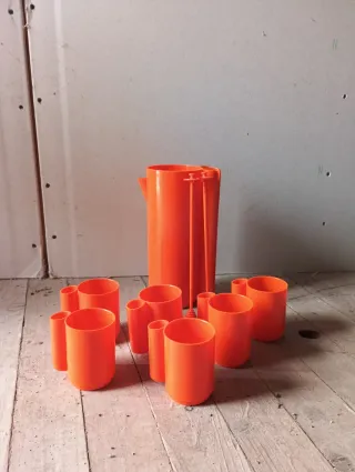 Conjunto de jarra y vasos de plástico