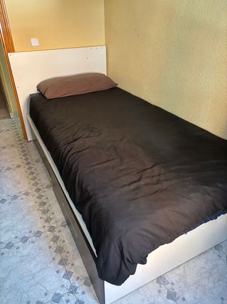 Letto con cassettiera bianco e marrone