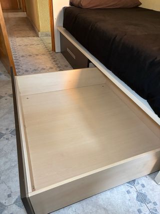 Letto con cassettiera bianco e marrone