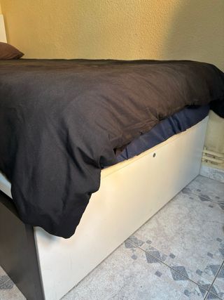 Letto con cassettiera bianco e marrone