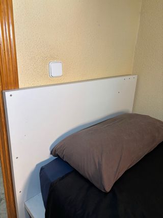 Letto con cassettiera bianco e marrone