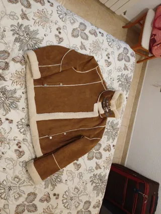 Cazadora de piel marrón y blanca