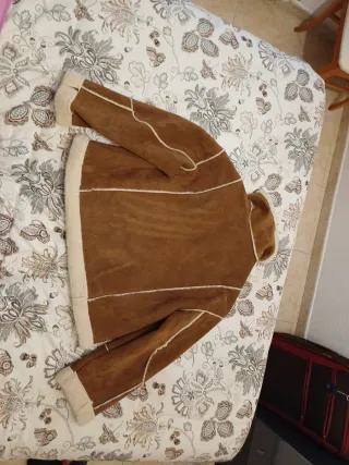 Cazadora de piel marrón y blanca