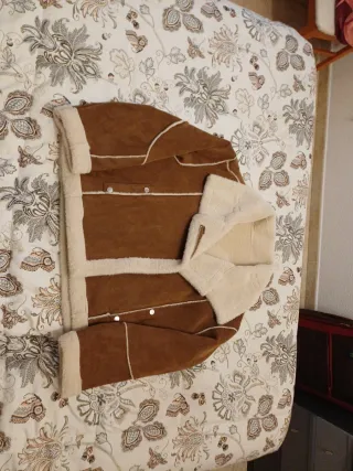 Cazadora de piel marrón y blanca