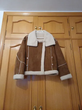 Cazadora de piel marrón y blanca