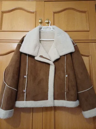 Cazadora de piel marrón y blanca