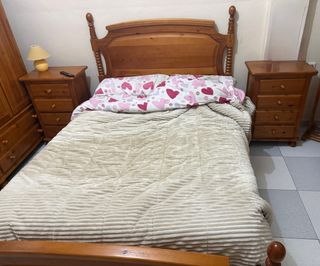 Cama de madera con mesitas de noche incluidas