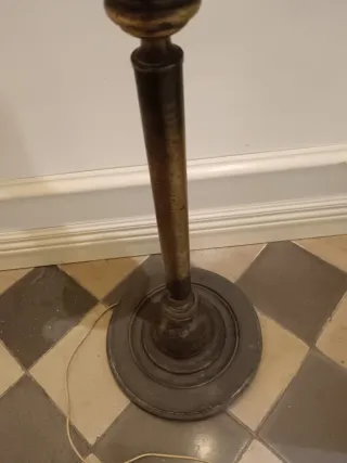 Pie de lámpara antiguo metal