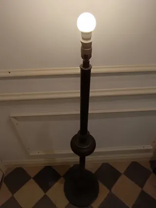 Pie de lámpara antiguo metal